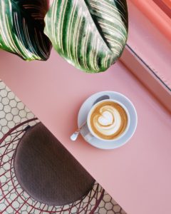 tasse de café comptoir rose
