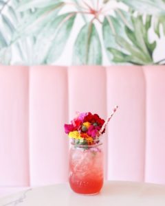 cocktail rose avec fleur