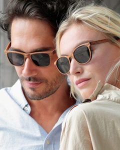 homme et femme lunettes de soleil beelges