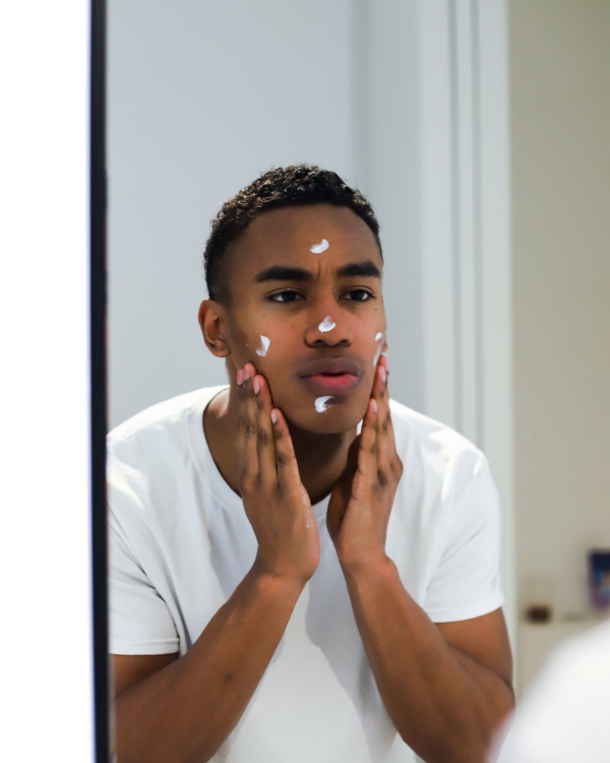 hommes devant son miroir avec crème sur le visage cosmétique homme belge et naturel