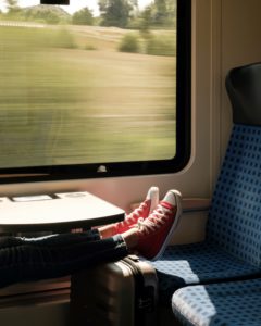 converses rouge, train, valise, voyager en Europe