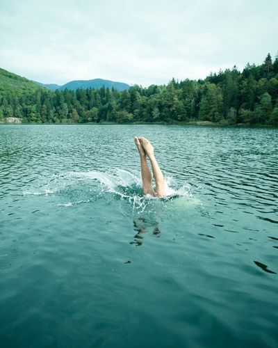 femme plongeau eau se baigner en belgique