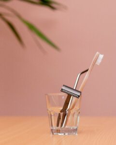 pot en verre brosse à dents rasoir alternatives zéro déchet pour la salle de bain