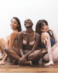 3 femmes en sous-vêtement mouvement body positive