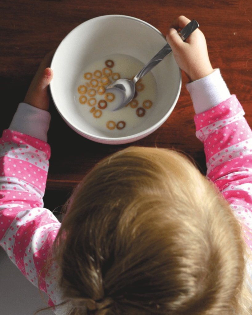 enfant bol de céréales éco-responsbailité repas des enfants