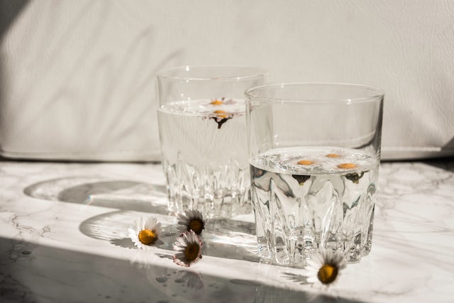 2 verres d'eau avec petites fleurs