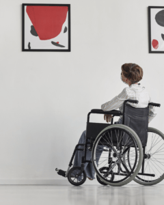 jeune garçon chaise roulante musée PMR belgique