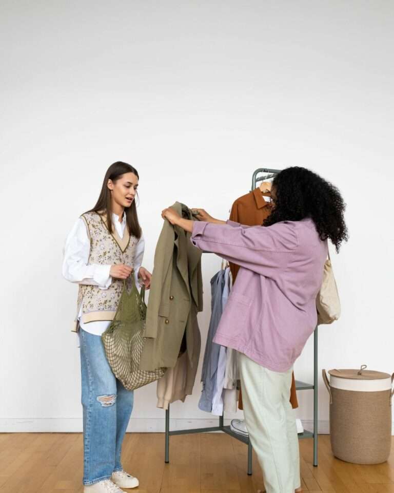 2 filles font un échange de vêtements
