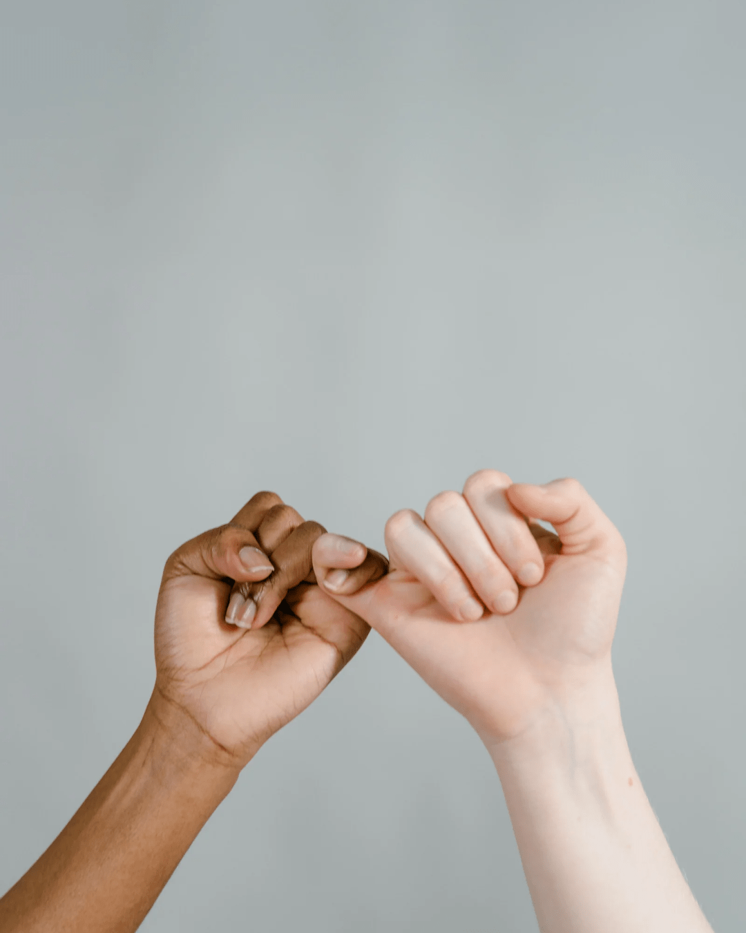 mains de femmes entrelacées, journée internationale des droits des femmes