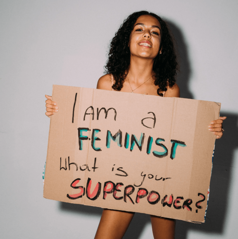 femme avec affiche iam a feminist what is you superpower ?
