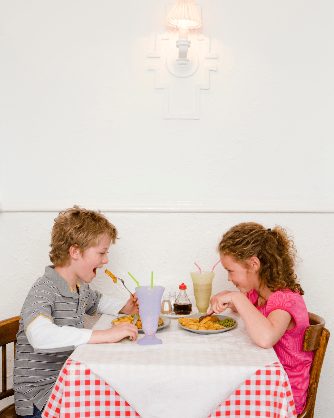 2 enfants mangent à table adresses kids friendly