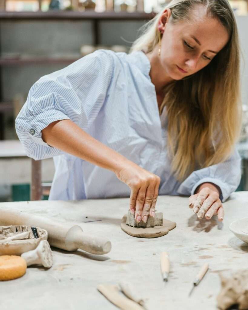 femme atelier poterie activité manuelle et créative