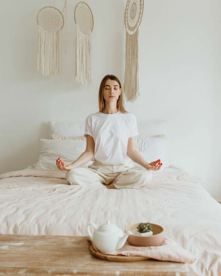 femme pratique la méditation