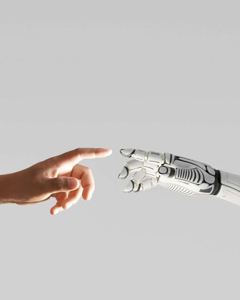 main humaine et artificielle pour illustrer l'intelligence artificielle