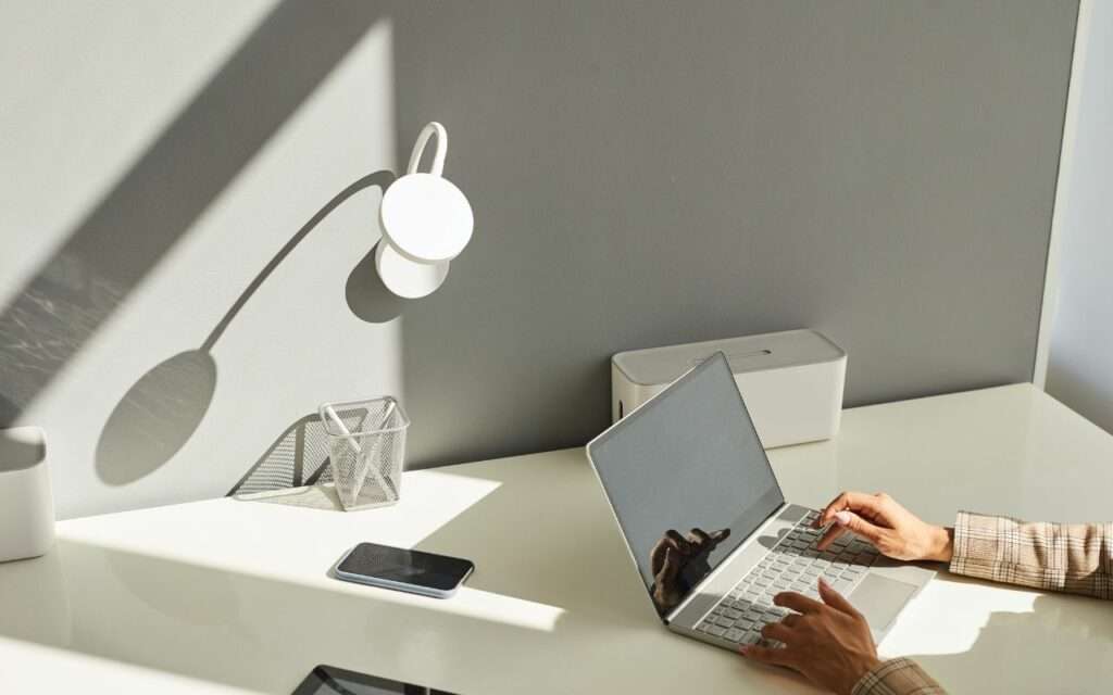 bureau minimaliste avec ordinateur, bic et téléphone