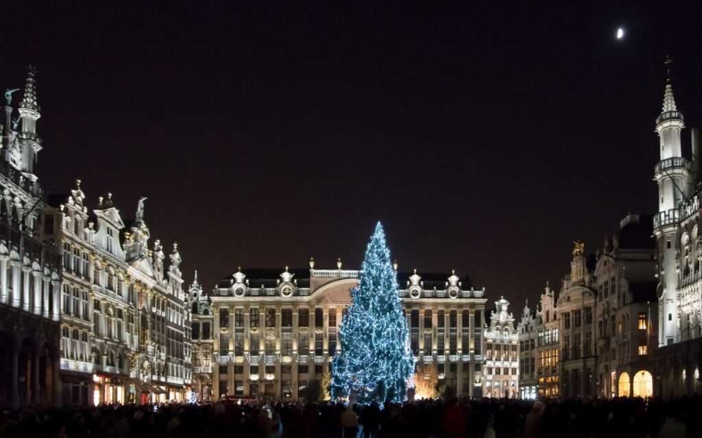 La Grand Place de Bruxelles illuminée avec sapin de noël