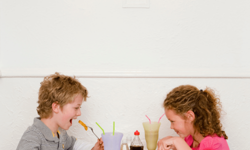 2 enfants mangent à table adresses kids friendly