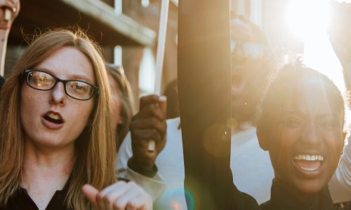 femme qui proteste féminisme