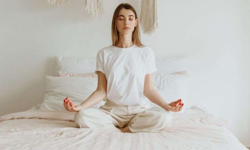 femme pratique la méditation