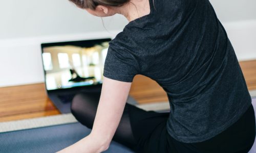 femme fait du sport à la maison