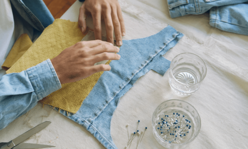 personne qui fait de la couture, upcycling vêtements