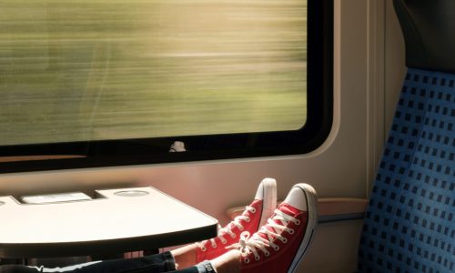 converses rouge, train, valise, voyager en Europe