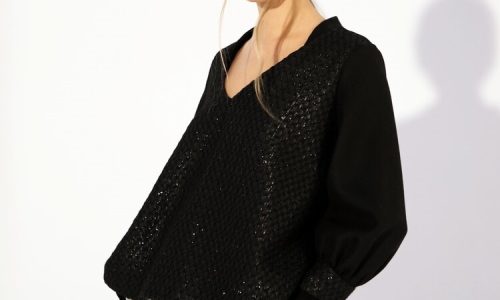 femme blouse noire