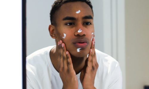 hommes devant son miroir avec crème sur le visage cosmétique homme belge et naturel