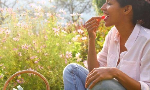 femme panier de légume mange tomate faire son premier potager