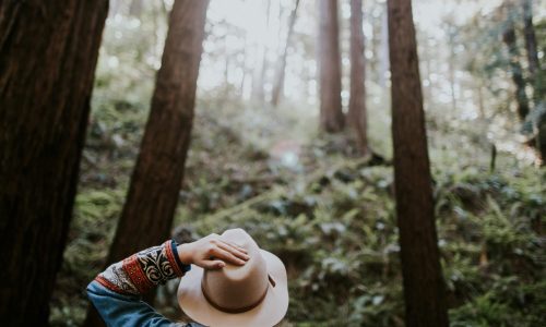 femme nature gestes éco-responsables en voyage