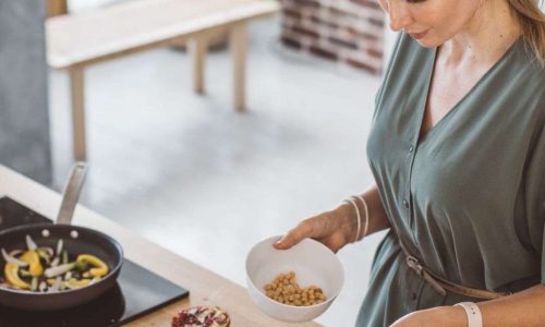 femme cuisine aliments locaux et de saison manger sainement et durablement